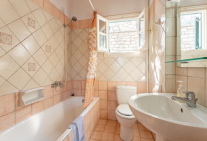 Family bathroom with bath and shower . - Alexandra . (Fotogalerie) }}