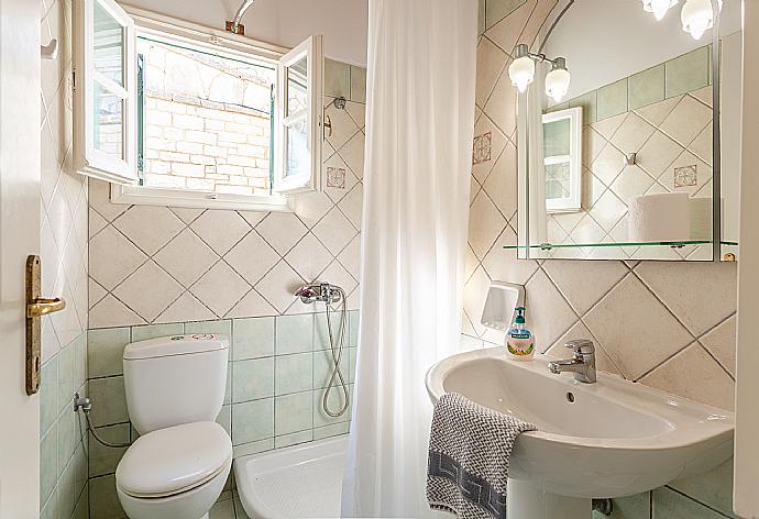 Family bathroom with bath and shower . - Alexandra . (Fotogalerie) }}