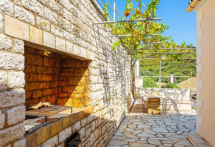 Terrace area with BBQ . - Alexandra . (Galerie de photos) }}