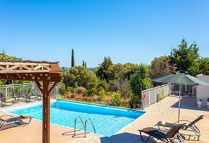 Private pool and terrace . - Villa Cherry . (Fotogalerie) }}