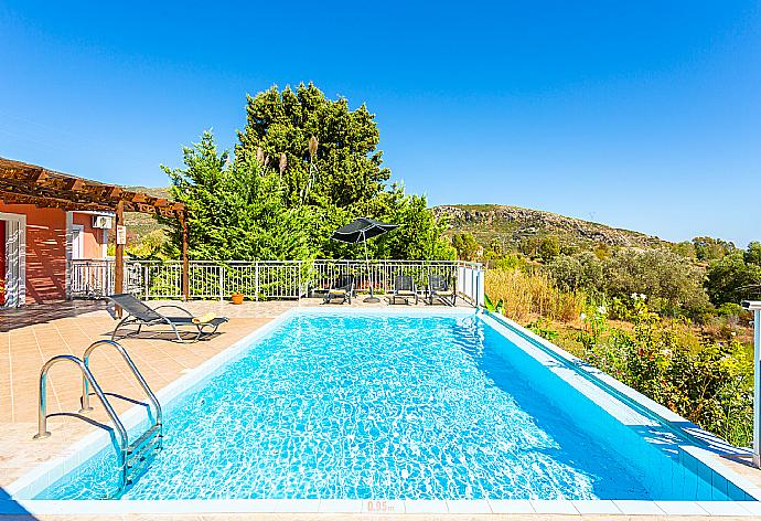 Private pool and terrace . - Villa Cherry . (Galería de imágenes) }}