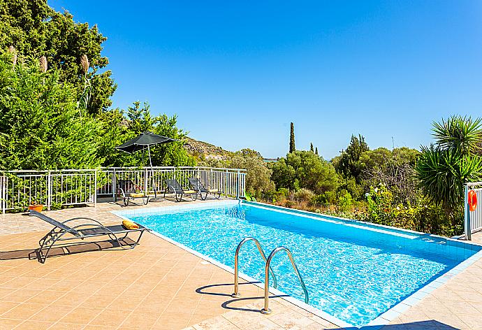 Private pool and terrace . - Villa Cherry . (Galería de imágenes) }}