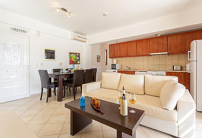 Open-plan living room with sofas, dining area, kitchen, A/C, WiFi internet, satellite TV, and terrace access . - Villa Cherry . (Fotogalerie) }}