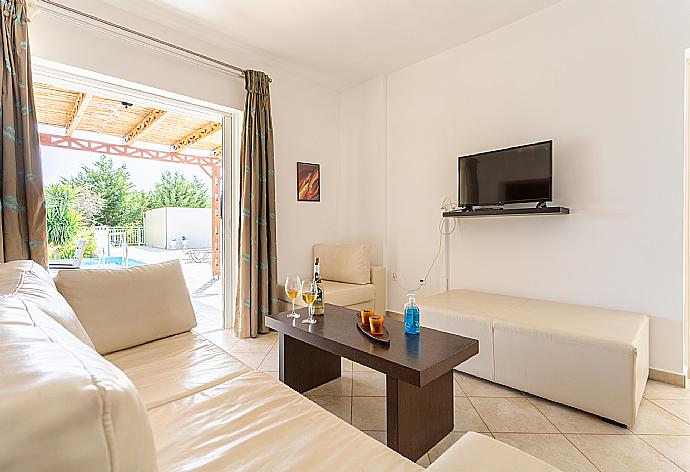 Open-plan living room with sofas, dining area, kitchen, A/C, WiFi internet, satellite TV, and terrace access . - Villa Cherry . (Fotogalerie) }}