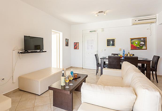 Open-plan living room with sofas, dining area, kitchen, A/C, WiFi internet, satellite TV, and terrace access . - Villa Cherry . (Fotogalerie) }}