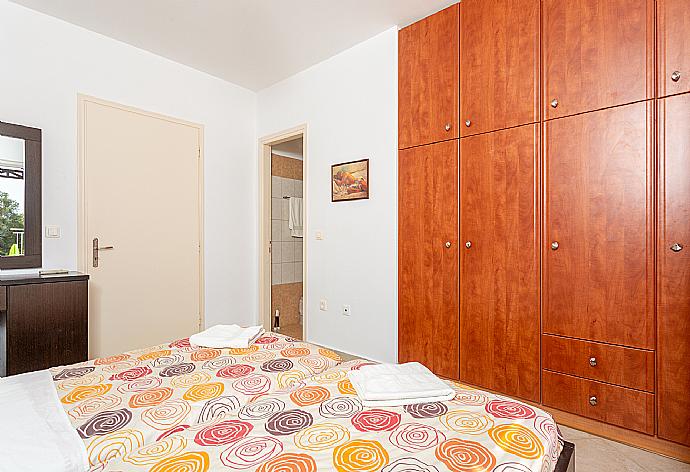 Twin bedroom with en suite bathroom, A/C, and terrace access . - Villa Cherry . (Photo Gallery) }}