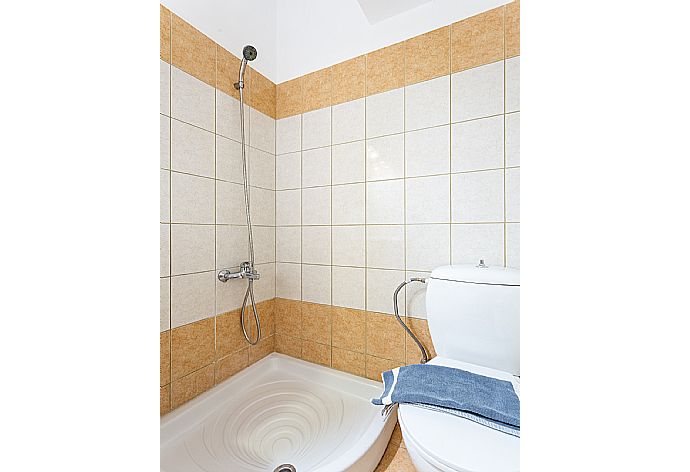 En suite bathroom with shower . - Villa Cherry . (Photo Gallery) }}