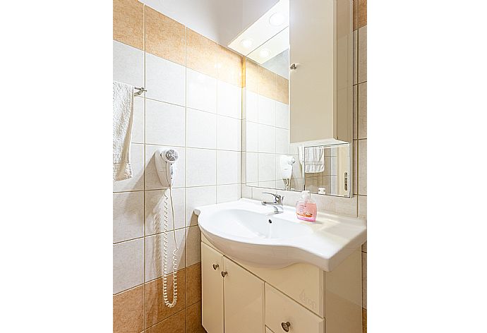 En suite bathroom with shower . - Villa Cherry . (Galleria fotografica) }}