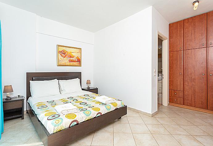 Double bedroom with en suite bathroom, A/C, and terrace access . - Villa Cherry . (Galleria fotografica) }}