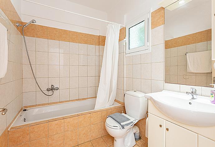 En suite bathroom with bath and shower . - Villa Cherry . (Galleria fotografica) }}