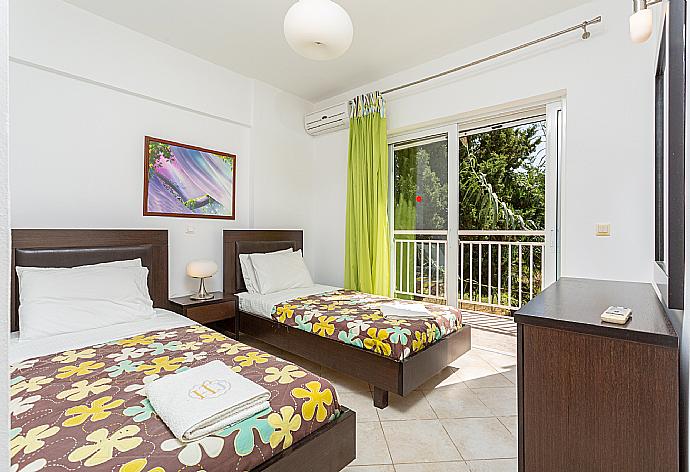 Twin bedroom with en suite bathroom and A/C . - Villa Cherry . (Fotogalerie) }}