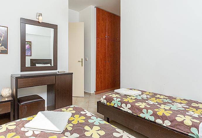 Twin bedroom with en suite bathroom and A/C . - Villa Cherry . (Галерея фотографий) }}