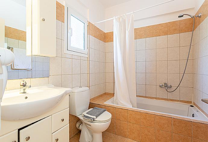 En suite bathroom with bath and shower . - Villa Cherry . (Galerie de photos) }}