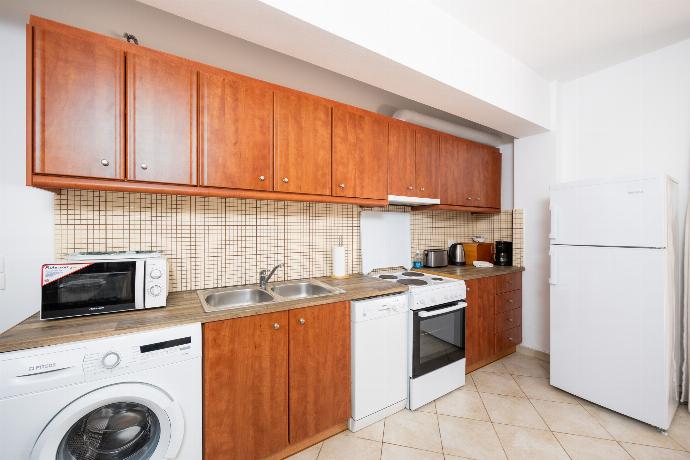 Equipped kitchen . - Villa Cherry . (Photo Gallery) }}