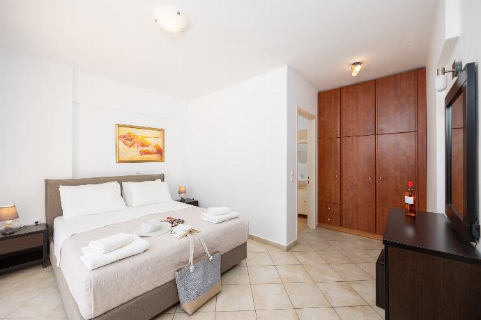 Double bedroom with en suite bathroom and A/C . - Villa Cherry . (Photo Gallery) }}