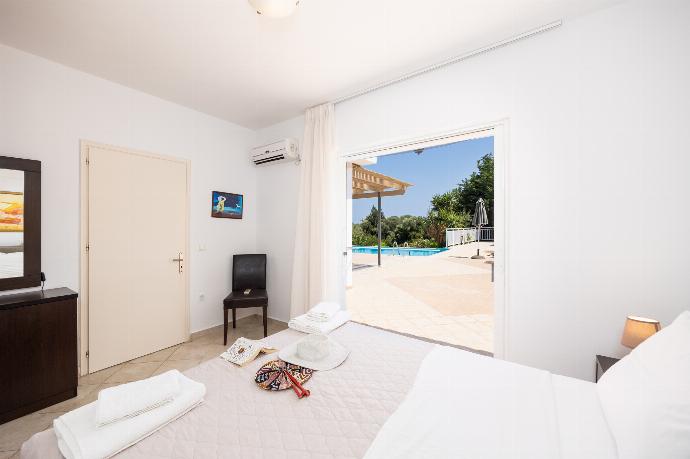 Double bedroom with en suite bathroom and A/C . - Villa Cherry . (Photo Gallery) }}