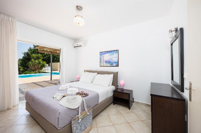 Double bedroom with en suite bathroom and A/C . - Villa Cherry . (Photo Gallery) }}