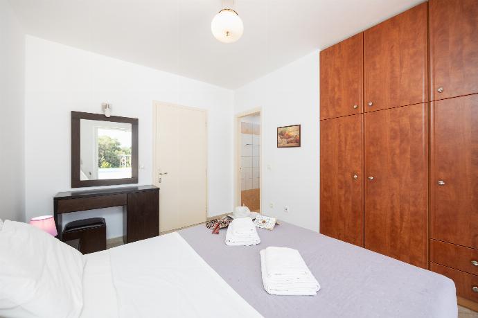 Double bedroom with en suite bathroom and A/C . - Villa Cherry . (Photo Gallery) }}