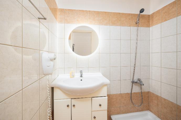 En suite bathroom with shower . - Villa Cherry . (Photo Gallery) }}