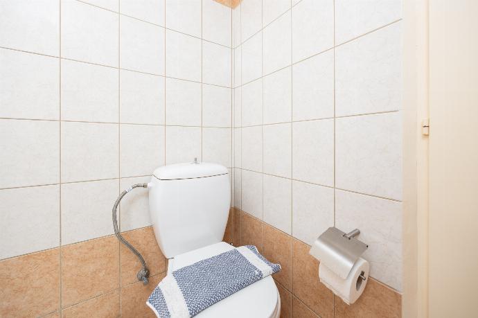 En suite bathroom with shower . - Villa Cherry . (Photo Gallery) }}