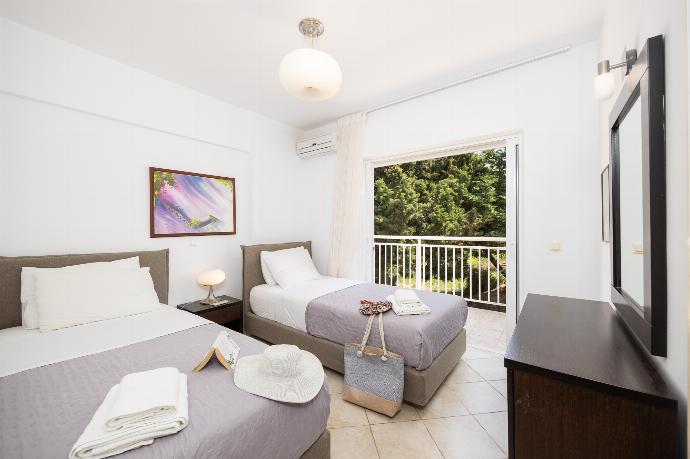 Twin bedroom with en suite bathroom and A/C . - Villa Cherry . (Photo Gallery) }}