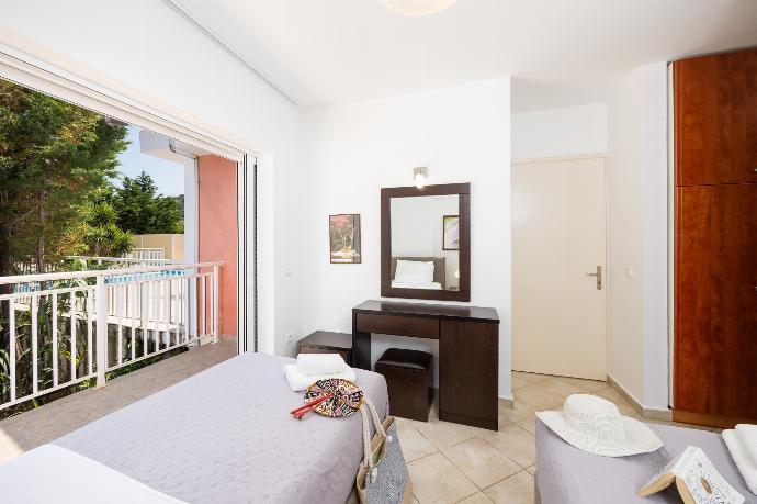 Twin bedroom with en suite bathroom and A/C . - Villa Cherry . (Photo Gallery) }}