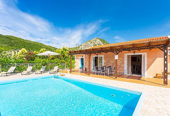 Beautiful villa with private infinity pool and terrace . - Villa Peach . (Galleria fotografica) }}