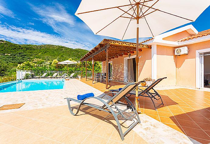 Private infinity pool and terrace . - Villa Peach . (Fotogalerie) }}