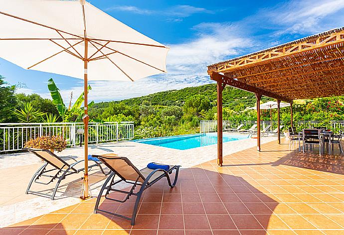 Private infinity pool and terrace . - Villa Peach . (Galería de imágenes) }}