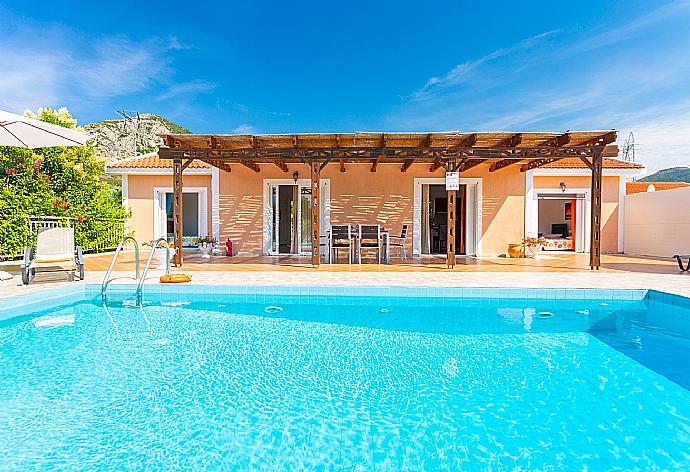 Beautiful villa with private infinity pool and terrace . - Villa Peach . (Fotogalerie) }}