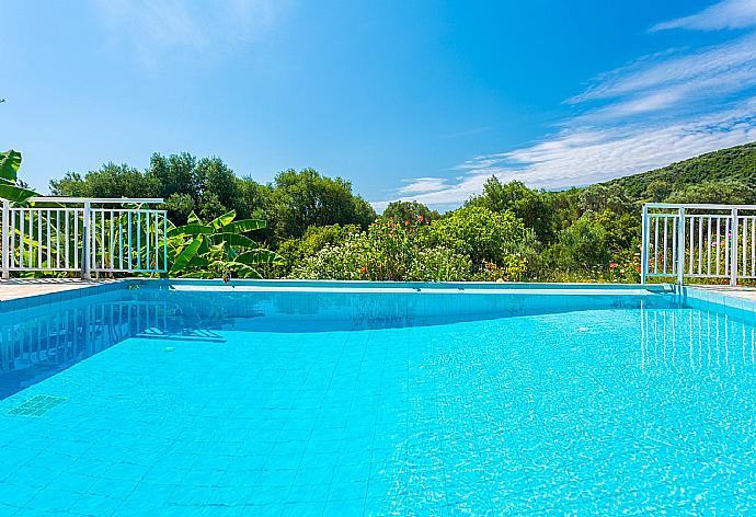 Private infinity pool . - Villa Peach . (Fotogalerie) }}