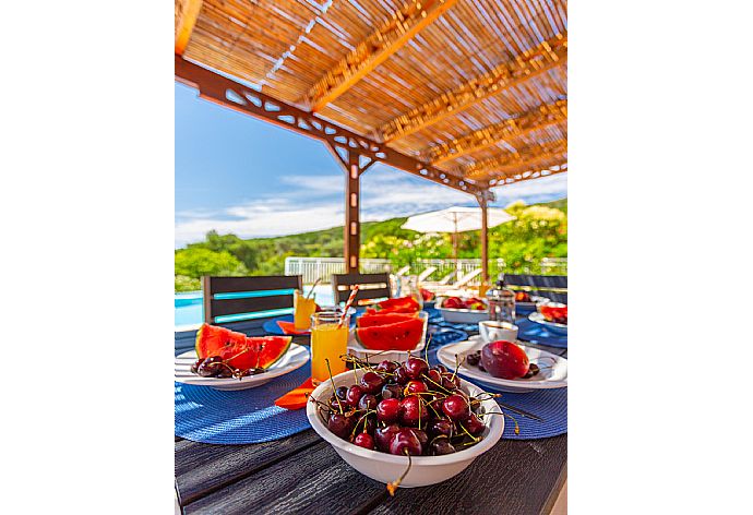 Partially sheltered terrace area for outdoor dining . - Villa Peach . (Galerie de photos) }}