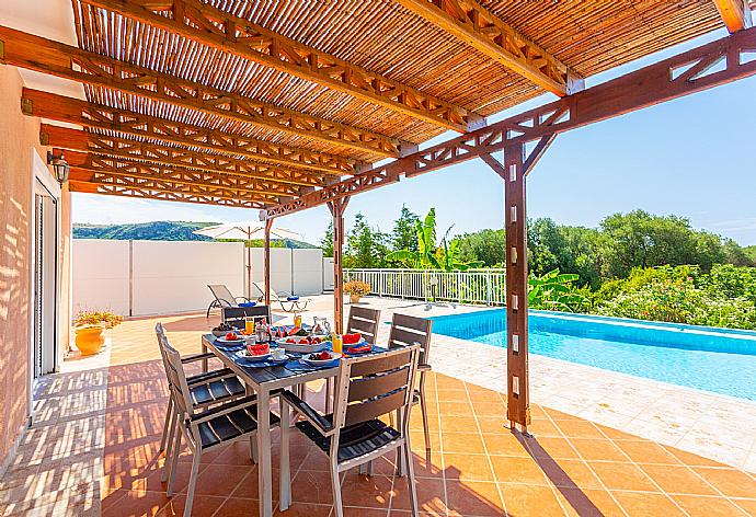 Partially sheltered terrace area for outdoor dining . - Villa Peach . (Fotogalerie) }}