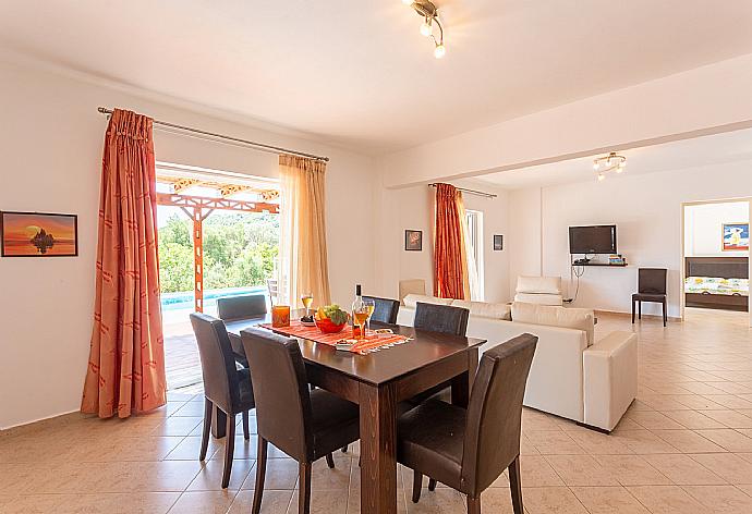 Open-plan living room with dining area, kitchen, terrace access, A/C, WiFi Internet, Satellite TV, and DVD player  . - Villa Peach . (Fotogalerie) }}