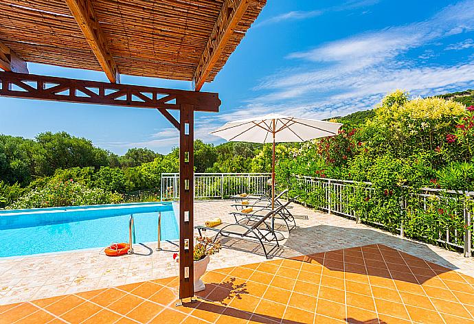 Private infinity pool and terrace . - Villa Peach . (Fotogalerie) }}