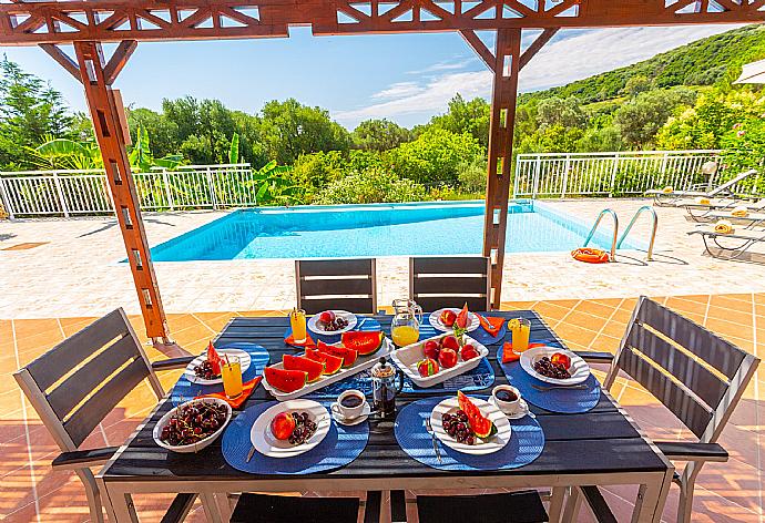 Partially sheltered terrace area for outdoor dining . - Villa Peach . (Photo Gallery) }}