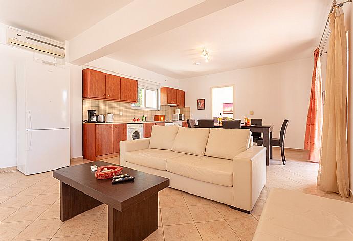 Open-plan living room with dining area, kitchen, terrace access, A/C, WiFi Internet, Satellite TV, and DVD player  . - Villa Peach . (Galerie de photos) }}