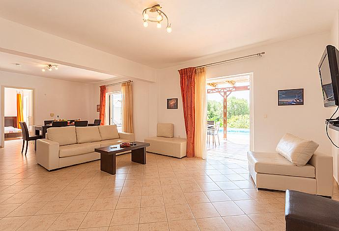 Open-plan living room with dining area, kitchen, terrace access, A/C, WiFi Internet, Satellite TV, and DVD player  . - Villa Peach . (Galleria fotografica) }}