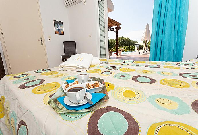 Double bedroom with A/C, en suite bathroom, and terrace access . - Villa Peach . (Fotogalerie) }}