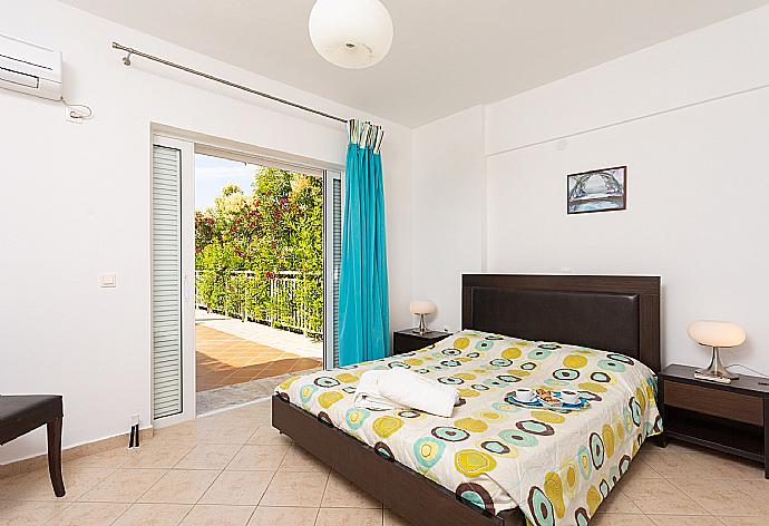 Double bedroom with A/C, en suite bathroom, and terrace access . - Villa Peach . (Galleria fotografica) }}