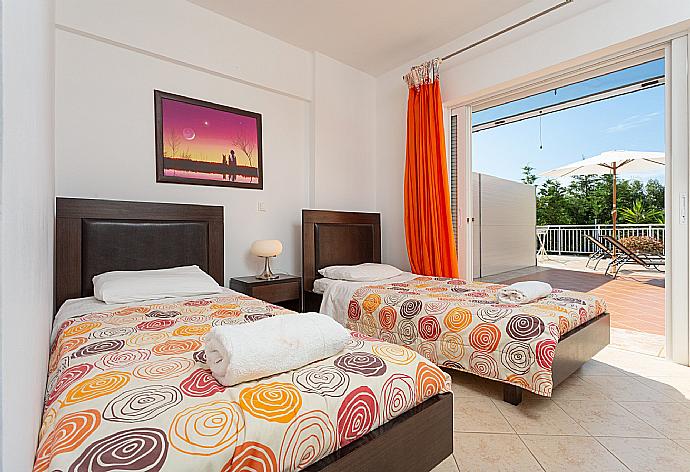 Twin bedroom with A/C, en suite bathroom, and terrace access . - Villa Peach . (Galleria fotografica) }}