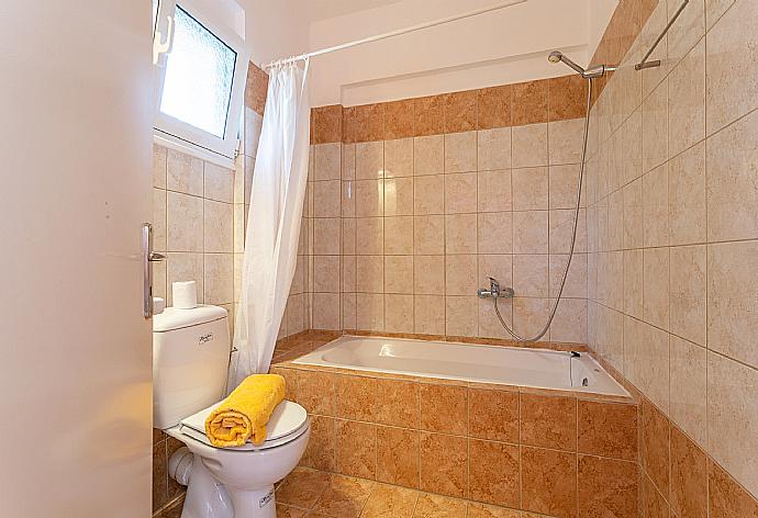 En suite bathroom with bath and overhead shower . - Villa Peach . (Photo Gallery) }}