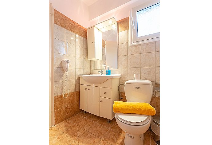 En suite bathroom with bath and overhead shower . - Villa Peach . (Галерея фотографий) }}