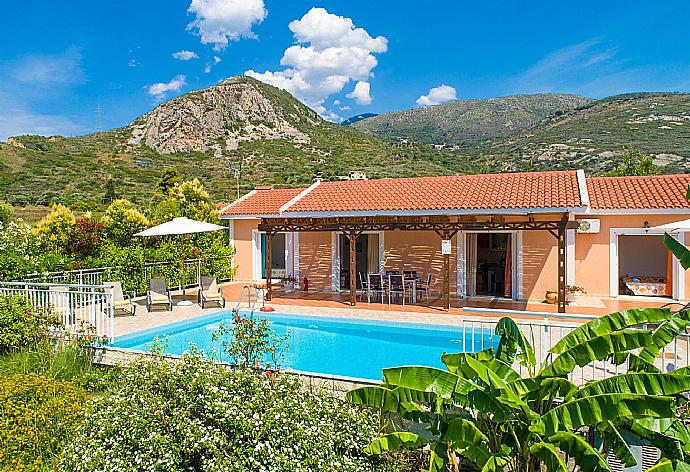 Beautiful villa with private infinity pool and terrace . - Villa Peach . (Fotogalerie) }}