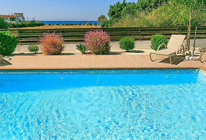 Private pool with terrace and garden . - Villa Clementina . (Fotogalerie) }}