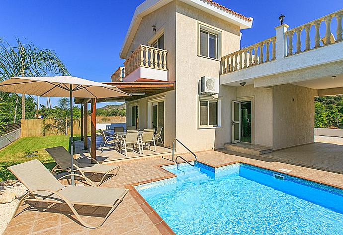 Private pool with terrace and garden . - Villa Clementina . (Fotogalerie) }}