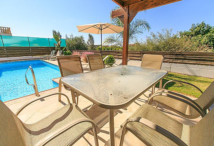 Private pool with terrace and garden area . - Villa Clementina . (Fotogalerie) }}