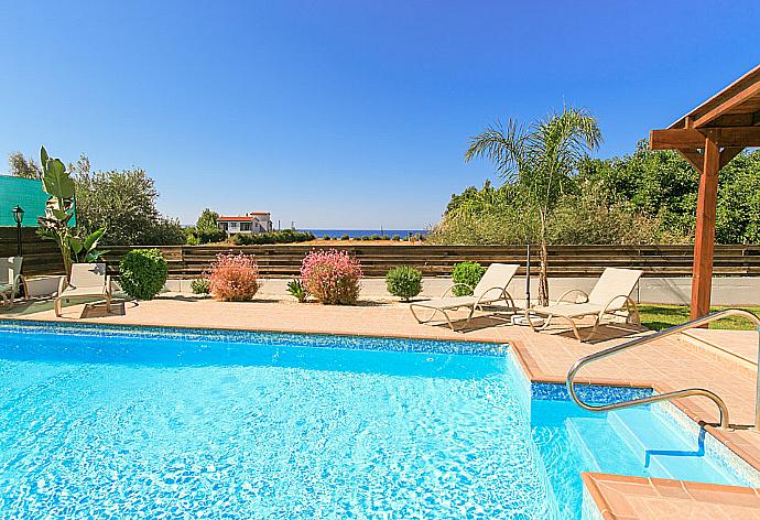 Private pool with terrace and garden . - Villa Clementina . (Fotogalerie) }}