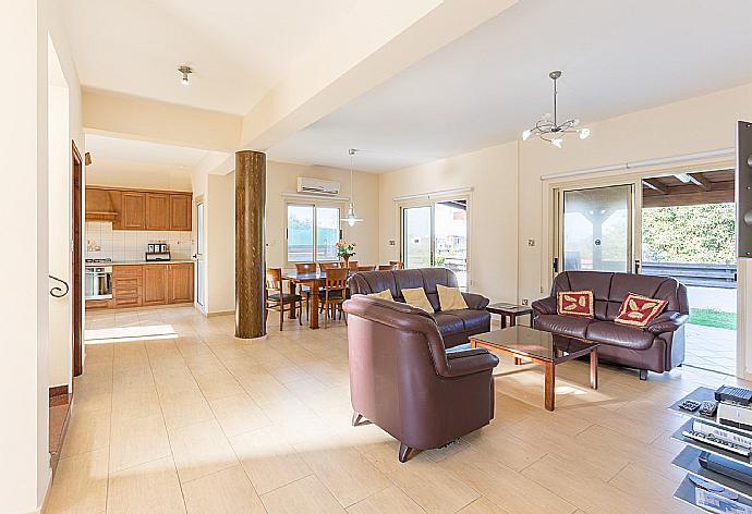 Open-plan living room with sofas, dining area, kitchen, ornamental fireplace, A/C, WiFi internet, satellite TV, DVD player, and terrace access . - Villa Clementina . (Fotogalerie) }}