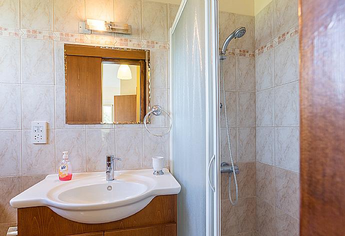 Bathroom with shower  . - Villa Clementina . (Fotogalerie) }}